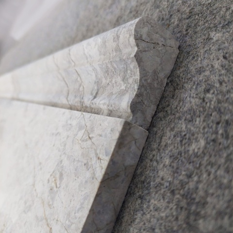 Listwy dekoracyjne Cornice z szarego marmuru tundra grey wykończenie satynowe