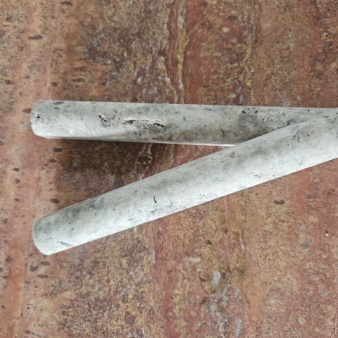 Listwy dekoracyjne Pencil z beżowego trawertynu Silver White wykończenie satynowe