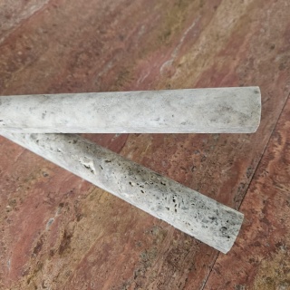 Listwy dekoracyjne Pencil z beżowego trawertynu Silver White wykończenie satynowe