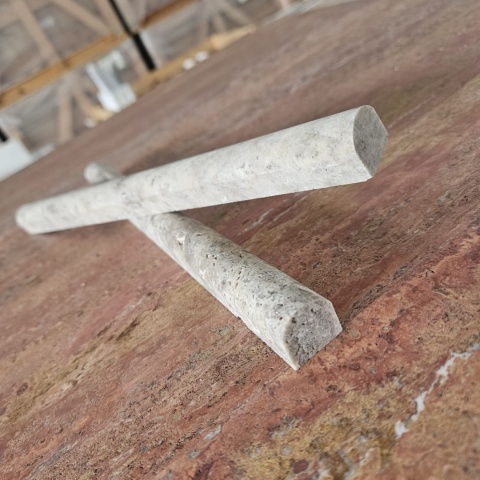 Listwy dekoracyjne Pencil z beżowego trawertynu Silver White wykończenie satynowe