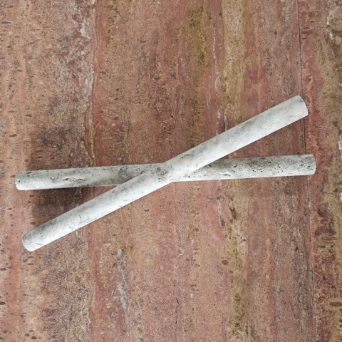 Listwy dekoracyjne Pencil z beżowego trawertynu Silver White wykończenie satynowe