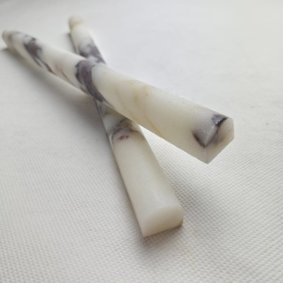 Listwy dekoracyjne Pencil z białego marmuru Calacatta Viola wykończenie satynowe