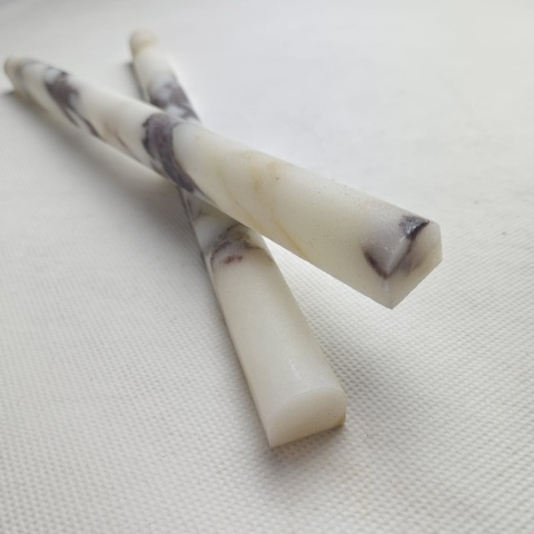 Listwy dekoracyjne Pencil z białego marmuru Calacatta Viola wykończenie satynowe