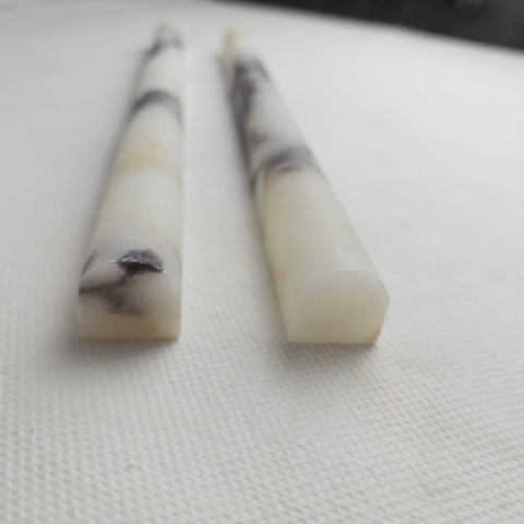 Listwy dekoracyjne Pencil z białego marmuru Calacatta Viola wykończenie satynowe