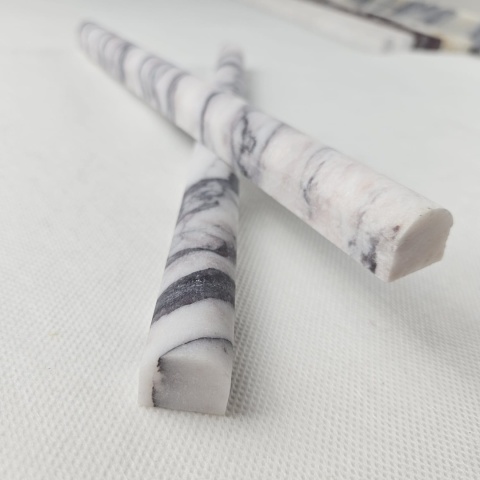 Listwy dekoracyjne Pencil z białego marmuru Lilac wykończenie satynowe
