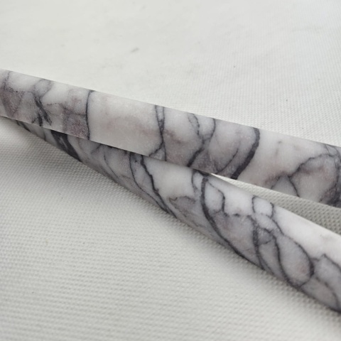 Listwy dekoracyjne Pencil z białego marmuru Lilac wykończenie satynowe