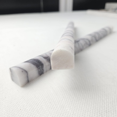 Listwy dekoracyjne Pencil z białego marmuru Lilac wykończenie satynowe