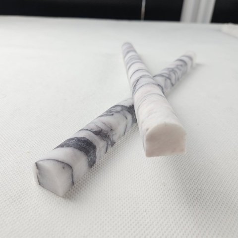 Listwy dekoracyjne Pencil z białego marmuru Lilac wykończenie satynowe