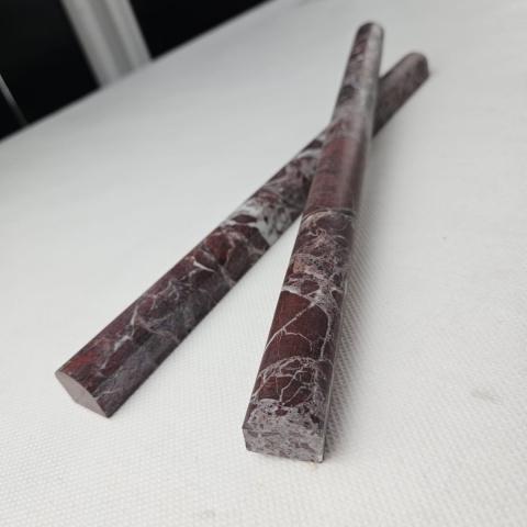 Listwy dekoracyjne Pencil z bordowego marmuru Rosso Levanto wykończenie polerowane