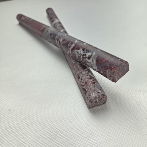 Listwy dekoracyjne Pencil z bordowego marmuru Rosso Levanto wykończenie polerowane
