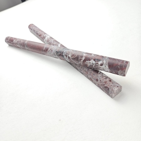 Listwy dekoracyjne Pencil z bordowego marmuru Rosso Levanto wykończenie satynowe