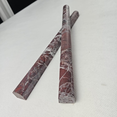 Listwy dekoracyjne Pencil z bordowego marmuru Rosso Levanto wykończenie satynowe