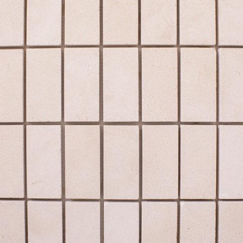 Mozaika kamienna paski z beżowego wapienia Simena wielkość prostokątów 2,5/5 cm, grubość 1 cm, wykończenie szczotkowane
