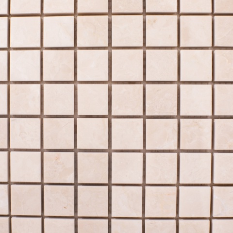 Mozaika marmurowa klasyczne kostki z beżowego marmuru Beige Crystalino kwadraty wielkości 2/2 cm, grubość 1 cm, wykończenie pole