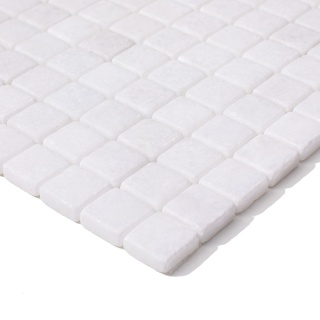 Mozaika marmurowa kostki z białego marmuru Bianco Neve elementy wielkości 2,5/2,5 cm, grubość 1 cm, wykończenie młotkowane