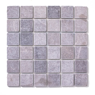 Mozaika marmurowa kostki z szarego marmuru Earth Grey, kwadraty wielkości 5/5 cm, grubość 1 cm, wykończenie bębnowane