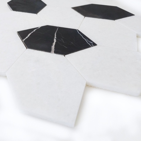 Mozaika marmurowa leafe z białego marmuru Bianco Neve i czarnego Black Silk, grubość plastra 1 cm, wykończenie szlifowane