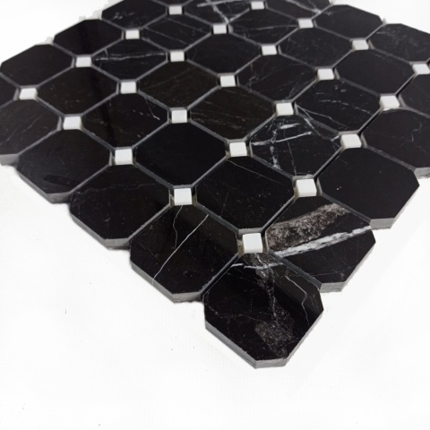 Mozaika marmurowa octagon z elementów ośmiokątnych z czarnego marmuru Black Silki i białych kwadracików z marmuru Glacier White,