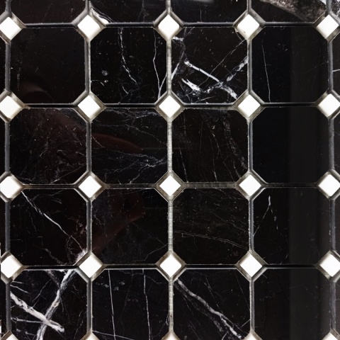Mozaika marmurowa octagon z elementów ośmiokątnych z czarnego marmuru Black Silki i białych kwadracików z marmuru Glacier White,