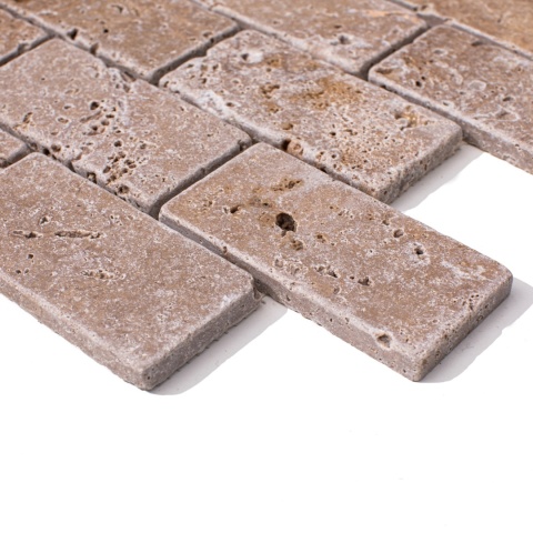 Mozaika trawertynowa klasyczny układ cegiełki brick bone z ciemno brązowego trawertynu Noce, wielkość elementu 5/10 cm grubość p