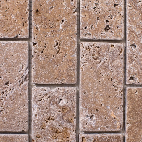 Mozaika trawertynowa klasyczny układ cegiełki brick bone z ciemno brązowego trawertynu Noce, wielkość elementu 5/10 cm grubość p