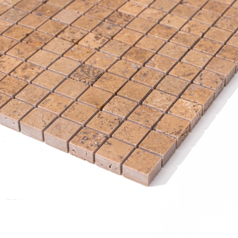 Mozaika trawertynowa kostki z brązowego trawertynu o różnych odcieniach Noce 1,6/1,6 cm cm, grubość plastra 1 cm wykończenie sat