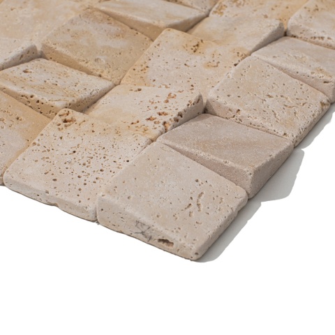 Mozaika trawertynowa senkron z beżowego trawertynu Classic elementy wypukłe 5/5 cm, grubość plastra 1,8 cm wykończenie bębnowane