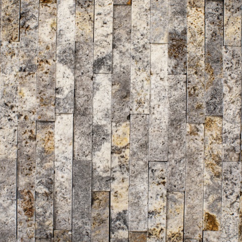 Mozaika trawertynowa sky line z beżowego trawertynu Silver Brown, grubość plastra 2 cm, wykończenie łupane