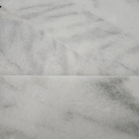 Płytki cegiełki marmurowe z białego marmuru Royal White o krystaliczej strukturze w rozmiarze 7,6/30,5/1 cm, wykończenie satynow