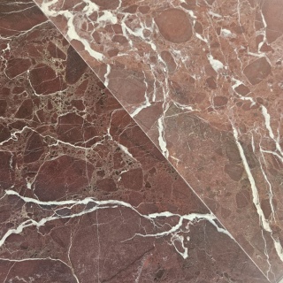 Płytki marmurowe Rosso Levanto, w rozmiarze 61x61x1,25 cm, wykończenie satynowe
