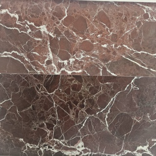 Płytki marmurowe Rosso Levanto, w rozmiarze 61x61x1,25 cm, wykończenie satynowe