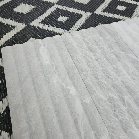 Płytki marmurowe ryflowane Nordic Grey w rozmiarze 15,25x61x1,25 cm, wykończenie FLUET OUT