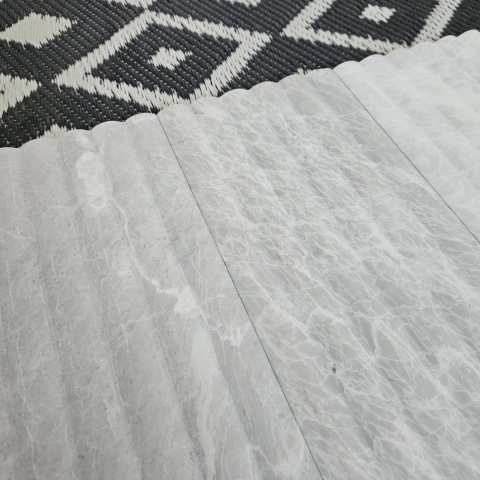 Płytki marmurowe ryflowane Nordic Grey w rozmiarze 15,25x61x1,25 cm, wykończenie FLUET OUT