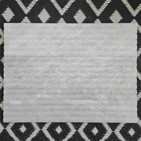 Płytki marmurowe ryflowane Nordic Grey w rozmiarze 15,25x61x1,25 cm, wykończenie FLUET OUT