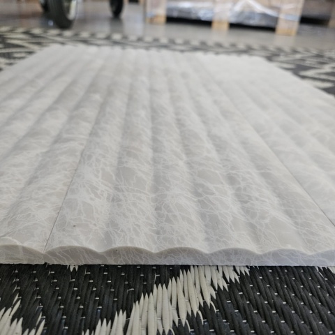 Płytki marmurowe ryflowane Nordic Grey w rozmiarze 15,25x61x1,25 cm, wykończenie FLUET OUT