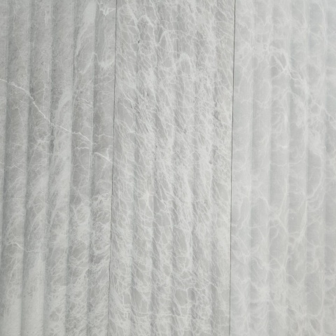 Płytki marmurowe ryflowane Nordic Grey w rozmiarze 15,25x61x1,25 cm, wykończenie FLUET OUT