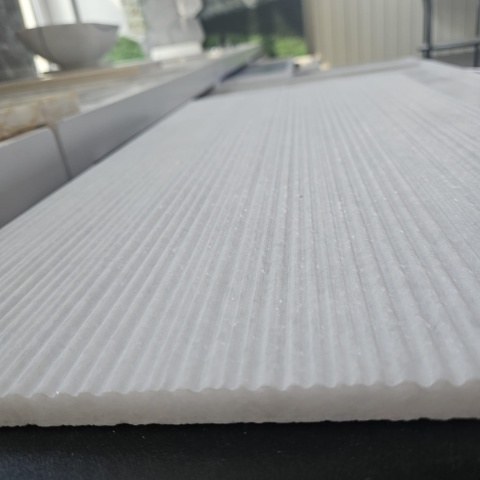 Płytki marmurowe ryflowane Thassos w rozmiarze 30,5x61x1,25 cm, wykończenie bamboo