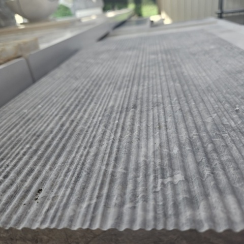 Płytki marmurowe ryflowane Tundra Grey w rozmiarze 30,5x61x1,25 cm, wykończenie bamboo