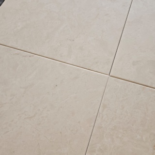 Płytki marmurowe z beżowego marmuru Beige Crystllino w rozmiarze 30,5/30,5/1 cm, wykończenie satynowe