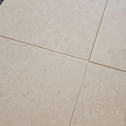 Płytki marmurowe z beżowego marmuru Beige Crystllino w rozmiarze 30,5/30,5/1 cm, wykończenie satynowe