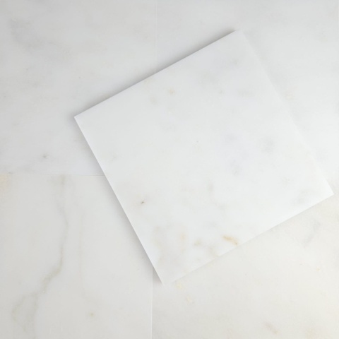 Płytki marmurowe z białego marmuru Afyon White w rozmiarze 10x10x1 cm, wykończenie satynowe