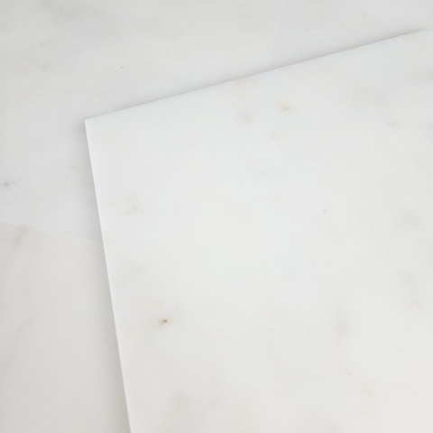 Płytki marmurowe z białego marmuru Afyon White w rozmiarze 10x10x1 cm, wykończenie satynowe