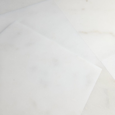 Płytki marmurowe z białego marmuru Afyon White w rozmiarze 10x10x1 cm, wykończenie satynowe