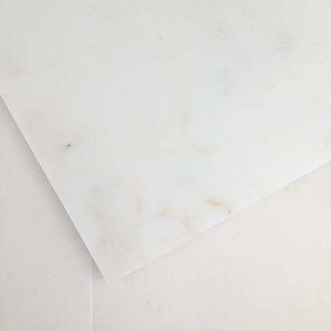 Płytki marmurowe z białego marmuru Afyon White w rozmiarze 10x10x1 cm, wykończenie satynowe