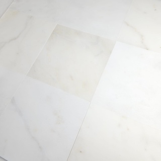 Płytki marmurowe z białego marmuru Afyon White w rozmiarze 20,3x20,3x1 cm, wykończenie satynowe