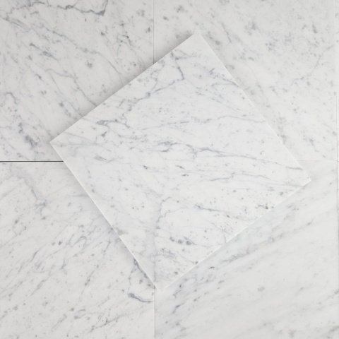 Płytki marmurowe z białego marmuru Bianco Carrara w rozmiarze 10x10x1 cmcm, wykończenie satynowe