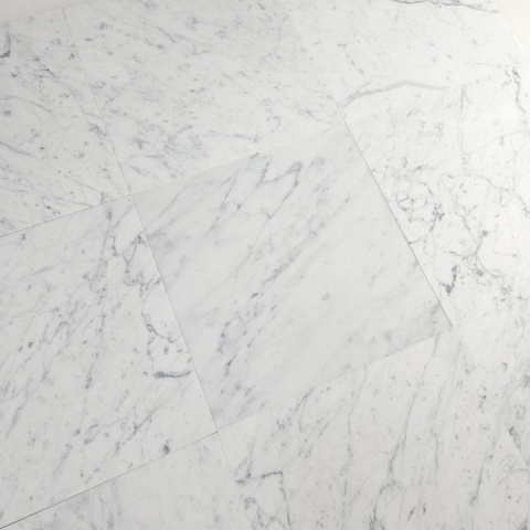 Płytki marmurowe z białego marmuru Bianco Carrara w rozmiarze 10x10x1 cmcm, wykończenie satynowe