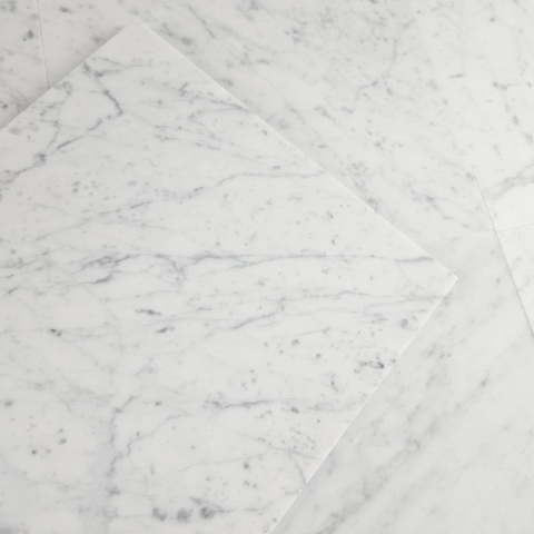 Płytki marmurowe z białego marmuru Bianco Carrara w rozmiarze 10x10x1 cmcm, wykończenie satynowe