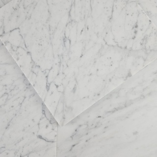 Płytki marmurowe z białego marmuru Bianco Carrara w rozmiarze 20,3x20,2x1 cmcm, wykończenie satynowe