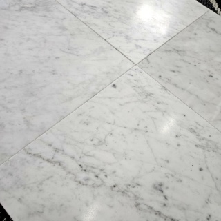 Płytki marmurowe z białego marmuru Bianco Carrara w rozmiarze 30,5/30,5/1 cm, wykończenie polerowane